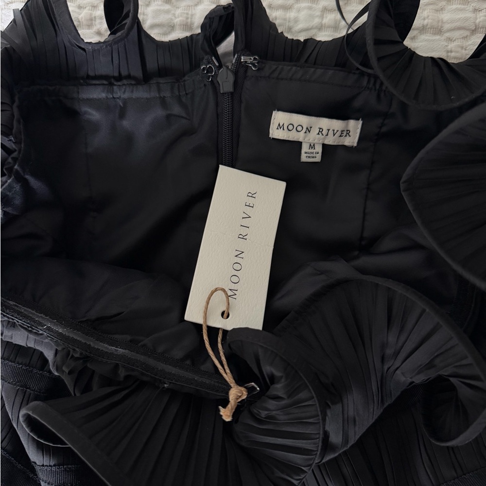NWT MOON RIVER BLACK PLEATED DRESS - Picture 2 of 3